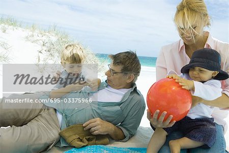Familie entspannend am Strand
