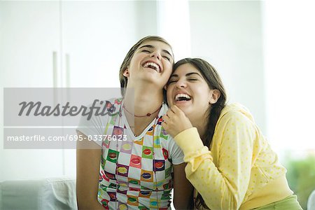 Jeunes femelles amis rire