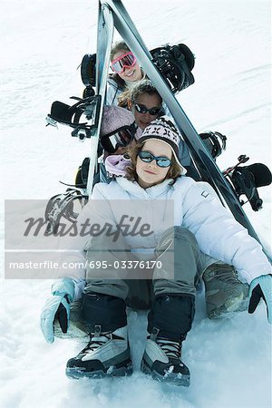 Groupe de skieurs se présentant sous les skis de neige, portrait