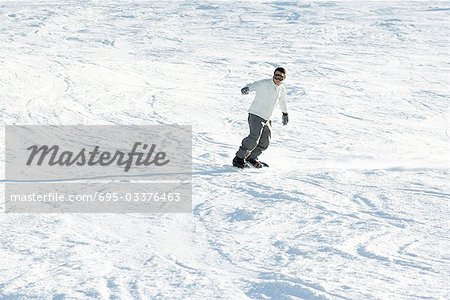 Junger Mann, Snowboarden, Skipiste, in voller Länge