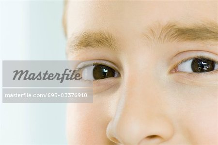 Très gros plan des yeux et du nez de l'enfant