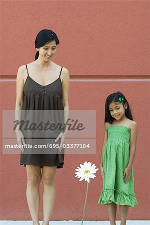 Fille et femme regardant vers le bas à grande fleur