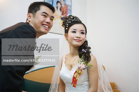 Braut und Bräutigam gemeinsam Lächeln, wegschauen