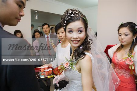 Chinesische Hochzeit Teezeremonie, Braut über die Schulter schauen