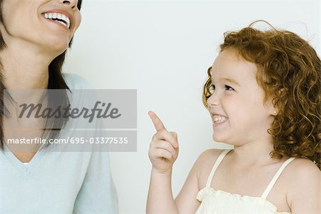 Petite fille et mère, rire