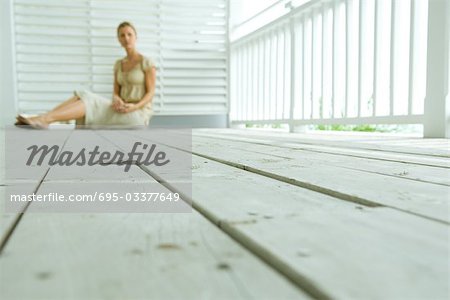 Femme assise sur le pont, se concentrer sur des planches en bois, surface vue de niveau