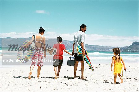 Familie zu Fuß am Strand, Rückansicht