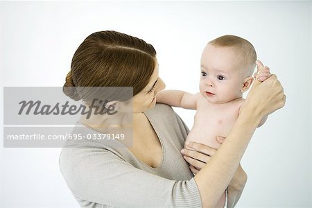 Mère tenant infantile s main, regarder loin, gros plan