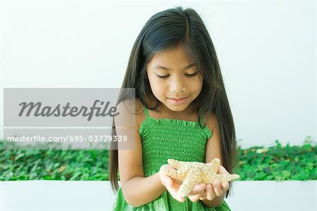 Mädchen halten Seestern in Händen