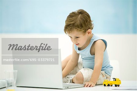 Petit garçon regardant ordinateur portable