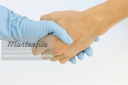 Ansicht des Handshakes abgeschnitten, eine hand tragen Gummihandschuh, close-up