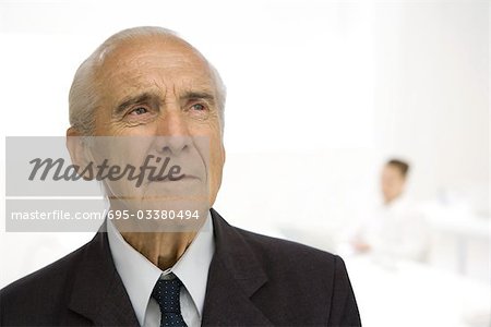 Senior homme sillonnant les sourcils, à la recherche de suite