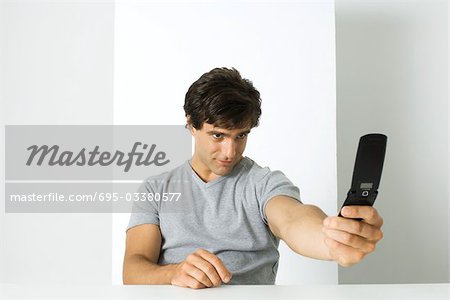 Homme photographier soi-même avec téléphone portable