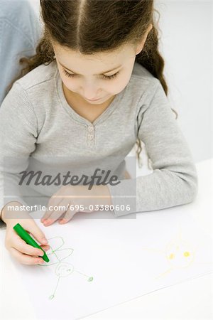 Petite fille dessin avec crayon