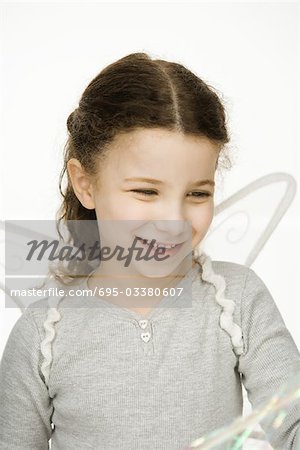 Petite fille portant des ailes, sourire, portrait