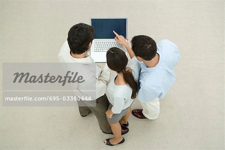 Drei Profis stehen, Aussicht Laptop Computer zusammen, hoher Winkel betrachten