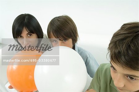 Mère et fils, gonfler des ballons