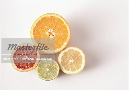 Querschnitte von Orange, blood Orange, Zitrone, Limette, Nahaufnahme, erhöhte Ansicht, Weißer Hintergrund