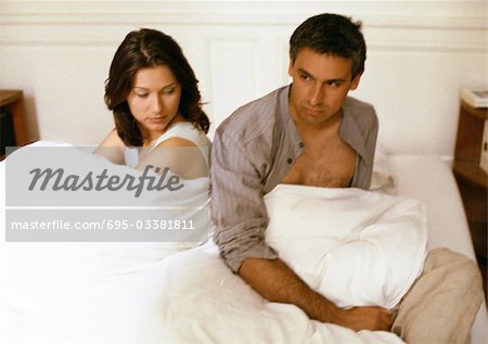 Paar auf dem Bett sitzend