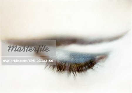 Frau geschlossene Auge mit blauen Augen, Schatten, Nahaufnahme