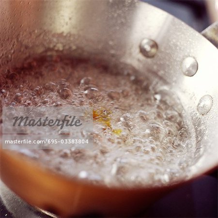 Gros plan de bulles dans la casserole de caramel