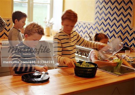 Enfants dans la cuisine, floues