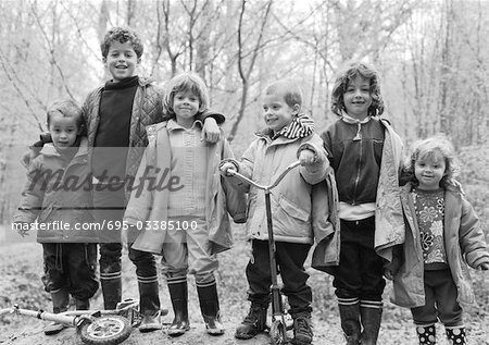 Enfants côte à côte dans la forêt, b&w