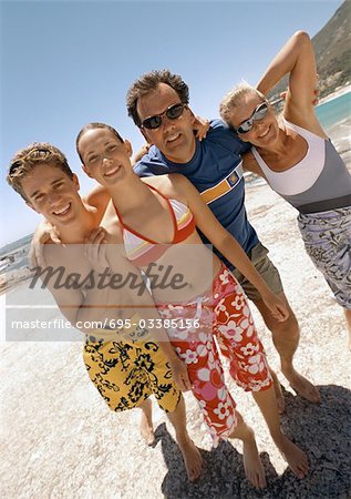 Famille se tenant sur la plage.