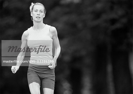 Femme en vêtements de sport en cours d'exécution, la longueur de trois quarts, b&w