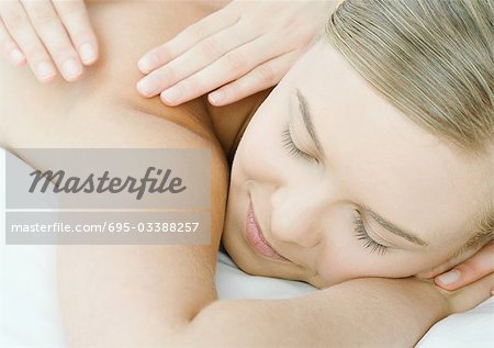 Femme jouissant de massage