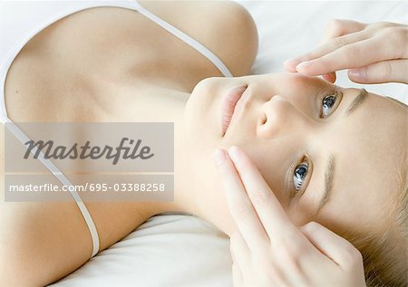 Femme jouissant de massage du visage