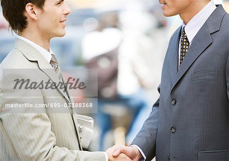 Deux hommes d'affaires, serrant la main