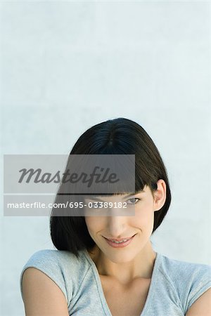 Femme, souriant à la caméra, tête et épaules, portrait