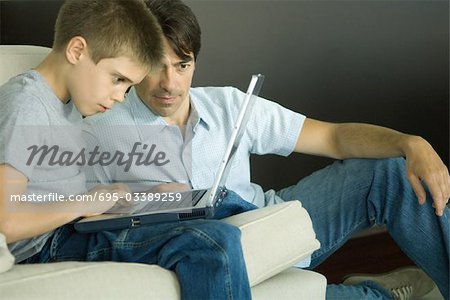 Vater und Sohn zusammen mit der laptop