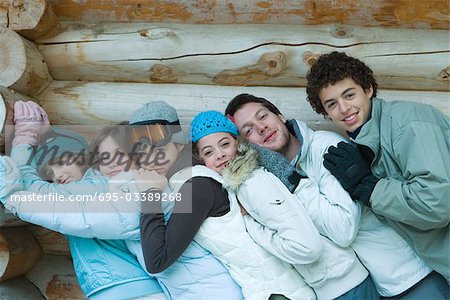 Junge Freunde von Blockhaus stehen, stützte sich auf jedes andere, Porträt