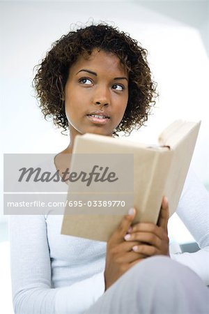 Jeune femme en tenue de livre, regarder loin, gros plan