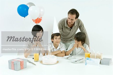 Junge mit Geburtstag party mit Familie, Blick in die Kamera