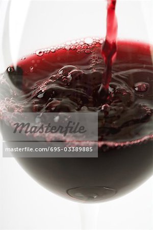 Rotwein Gießen in Glas, Nahaufnahme