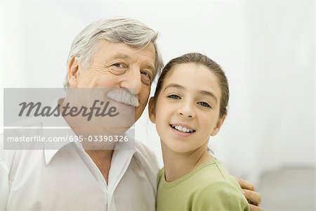 Großvater und Enkelin stützte sich dicht beieinander, Lächeln in die Kamera, Porträt