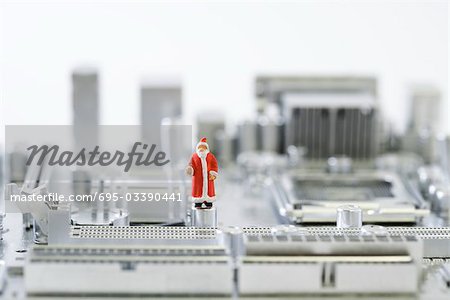 Santa Claus Figur stehend auf der Hauptplatine des Computers