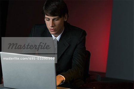 Homme d'affaires utilisant un ordinateur portable