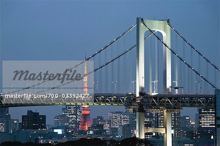 Pont de l'arc-en-ciel et tour de Tokyo, Tokyo, région de Kanto, Honshu, Japon Pont de l'arc-en-ciel et tour de Tokyo, Tokyo, région de Kanto, Honshu, Japon