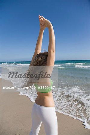Frau Dehnung am Strand