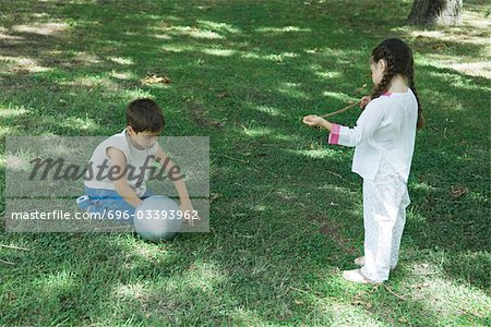 Fille et garçon jouant avec une balle