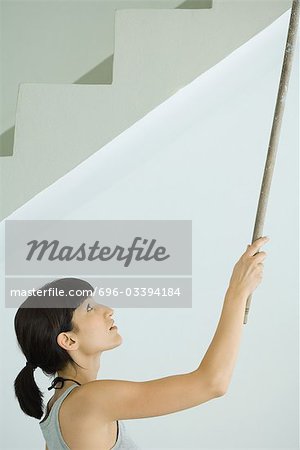 Plafond peinture femme avec extension de rouleau