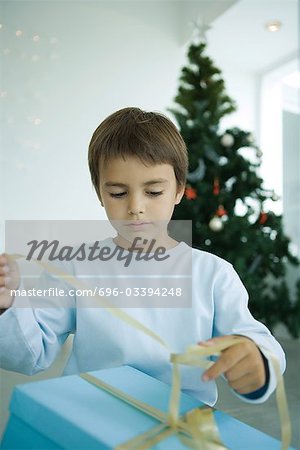 Garçon, ouverture des cadeaux de Noël