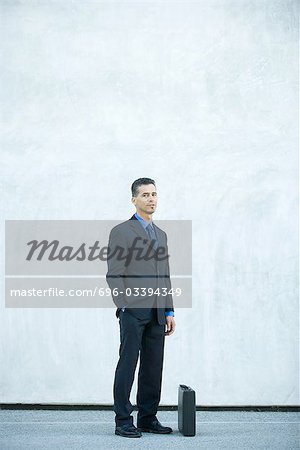 Homme d'affaires, debout, regardant la caméra, portrait de pleine longueur