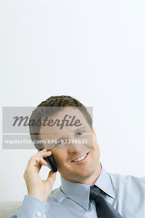 Geschäftsmann mit Handy, Lächeln in die Kamera, Porträt
