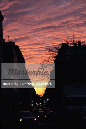 Ciel de Paris (France), au coucher du soleil