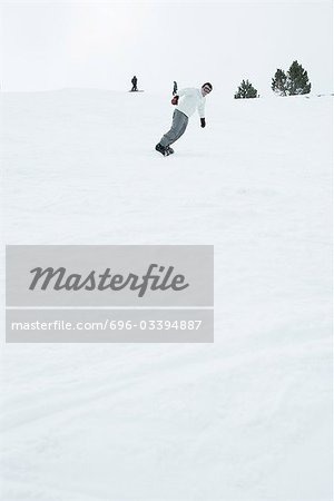 Jeune homme snowboard, pleine longueur